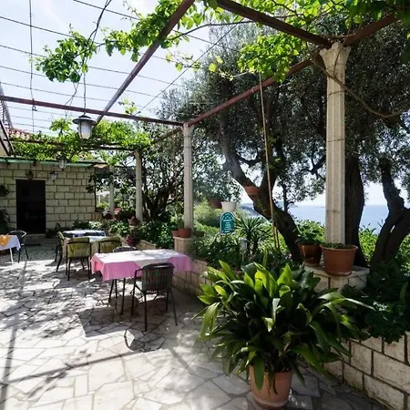 Konukevi Moretic 3*